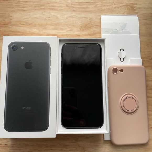 iPhone 7 128 GB Unlocked - Picture 1 of 4